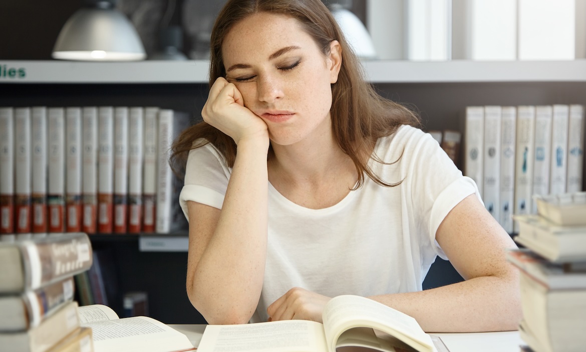 Gestresste Studentin: Vor allem fehlende Motivation fürs Studium und Geldsorgen beeinträchtigen das Wohlbefinden junger Leute.