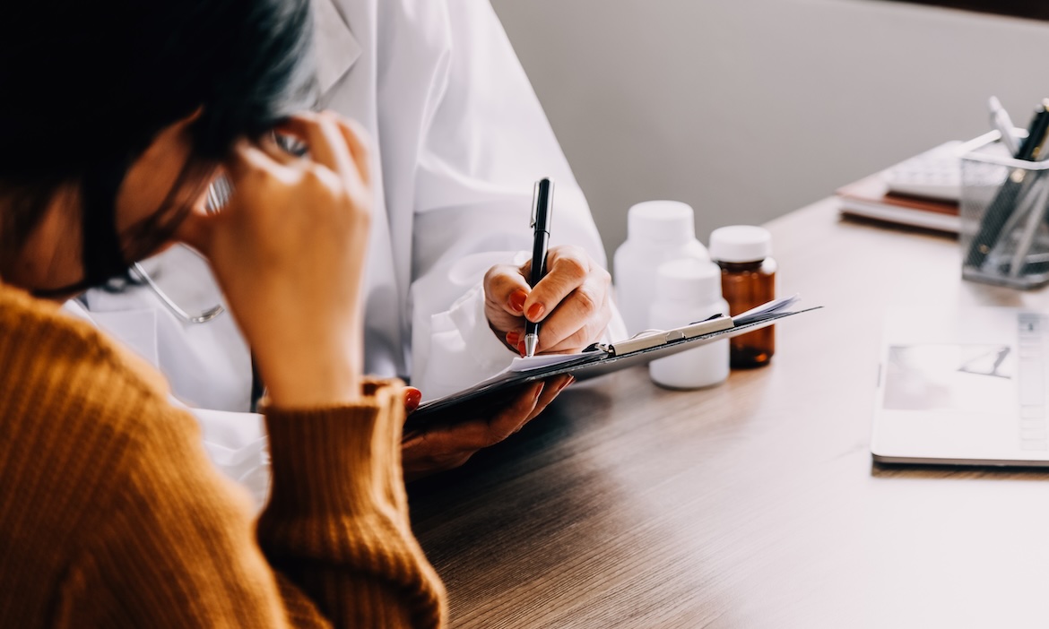 Patientin beim Arzt: Bei einer längeren Krankheit sollen sich Beschäftigte künftig teilweise krankschreiben lassen. Sie arbeiten dann trotzdem arbeiten, aber weniger.