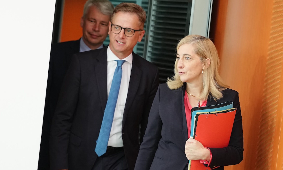 Ex-Gesundheitsministerin Nina Warken mit ihrem Nachfolger im Amt, Carsten Linnemann (Mitte, beide CDU): Die GKV-Reform von Ex­Gesundheitsministerin Nina Warken könnte der betrieblichen Krankenversicherung (bKV) Auftrieb geben.
