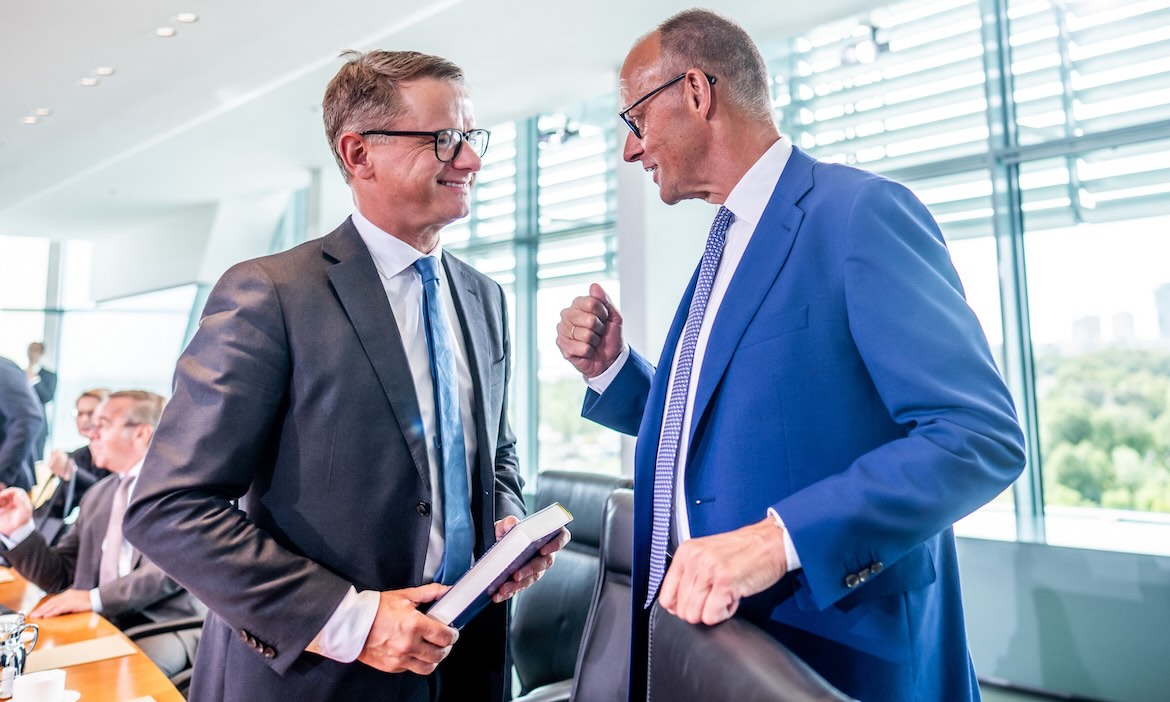 Bundeskanzler Friedrich Merz (rechts) mit seinem Gesundheitsminister Carsten Linnemann, beide CDU: Die Debatte um die Gerechtigkeit des deutschen Gesundheitssystems mit GKV und PKV ist wieder aufgeflammt.