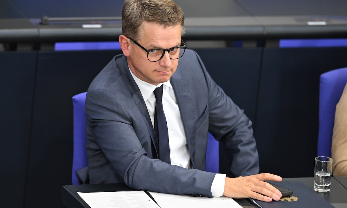 Bundesgesundheitsminister Carsten Linnemann im Bundestag: Der CDU-Mann will die Zahl der Krankenkassen drastisch herunterfahren.