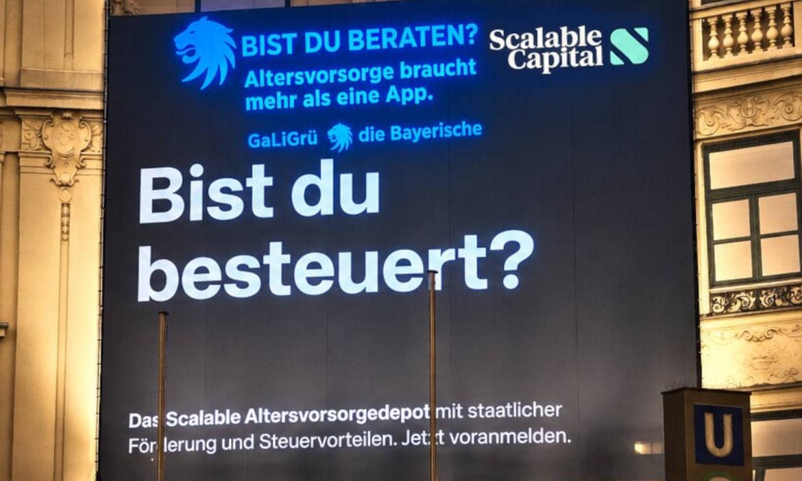 Ergänzte Werbung von Scalable Capital am Münchner Stachus