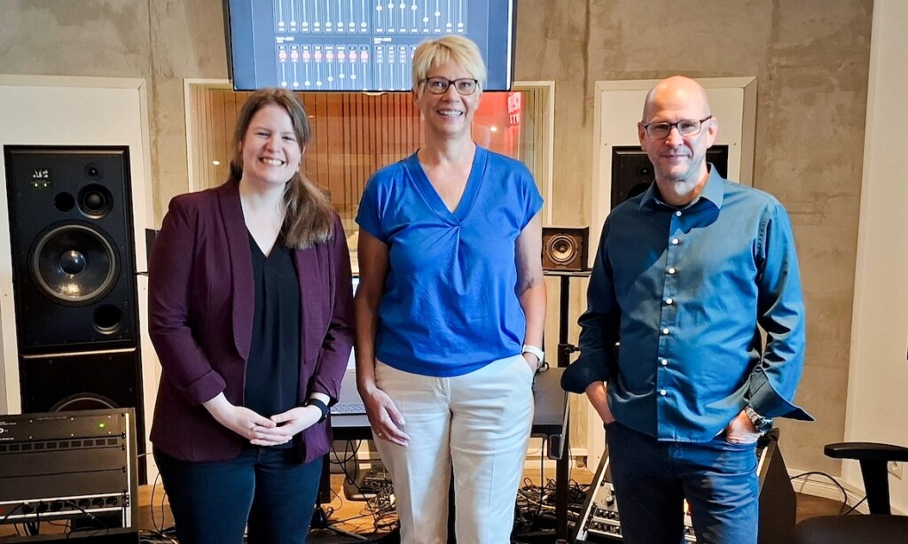 Hoher Besuch im Podcast-Studio auf Hamburg St. Pauli: Julia Wiens (Mitte) von der Bafin mit Pfefferminzia-Chefredakteurin Karen Schmidt und -Redakteur Andreas Harms.