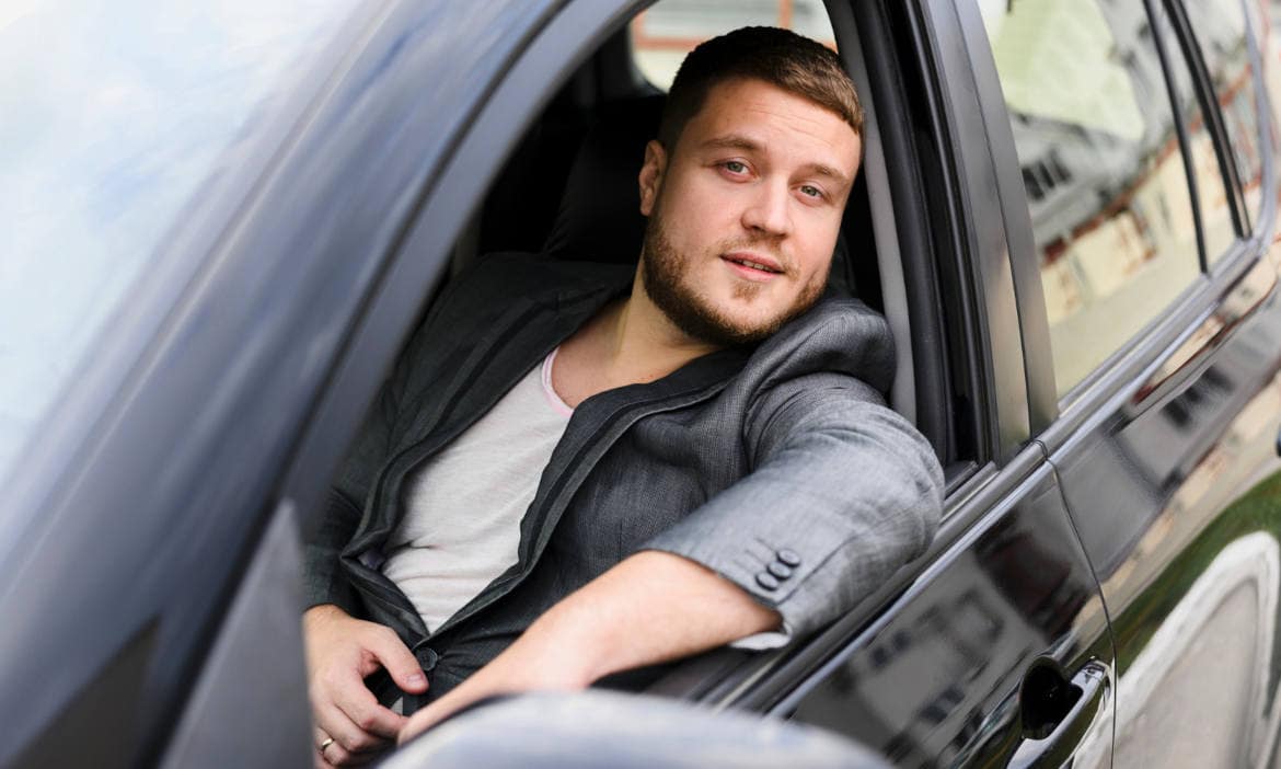 Junger Mann am Steuer – für die KFZ-Versicherung ein eher teures Vergnügen