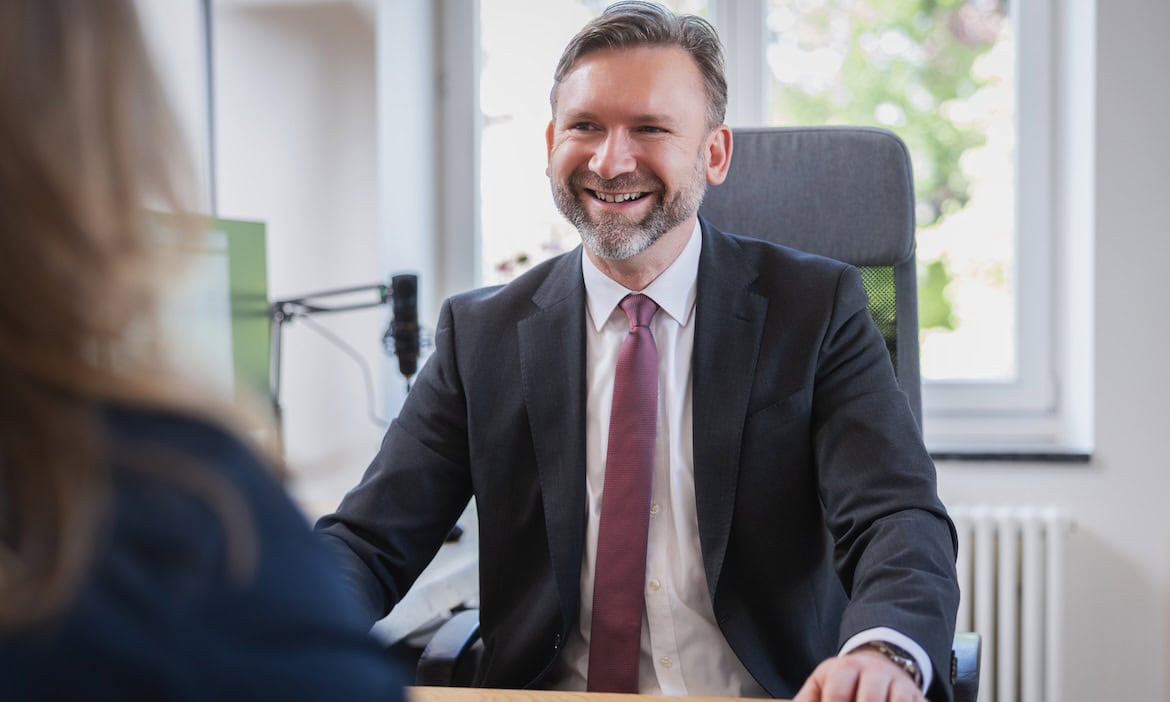 Geschäftsmann im Gespräch mit einer Frau im Büro.