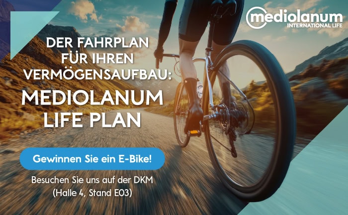 E-Bike auf einer Straße bei Sonnenuntergang, Mediolanum Life Plan.