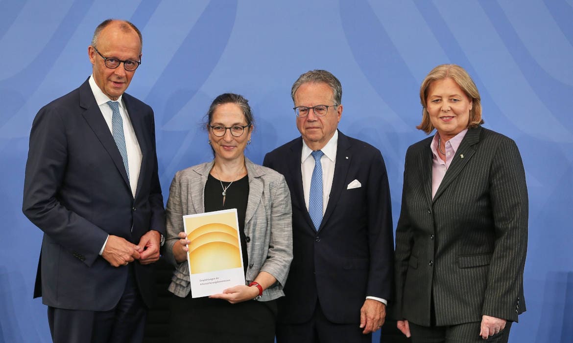 Alterssicherungskommission übergibt ihr Gesamtkunstwerk am 23. Juni 2026 (v.l.n.r.): Bundeskanzler Friedrich Merz (CDU), Co-Kommissionsleiter Constanze Janda und Frank-Jürgen Weise sowie Arbeitsministerin Bärbel Bas (SPD)