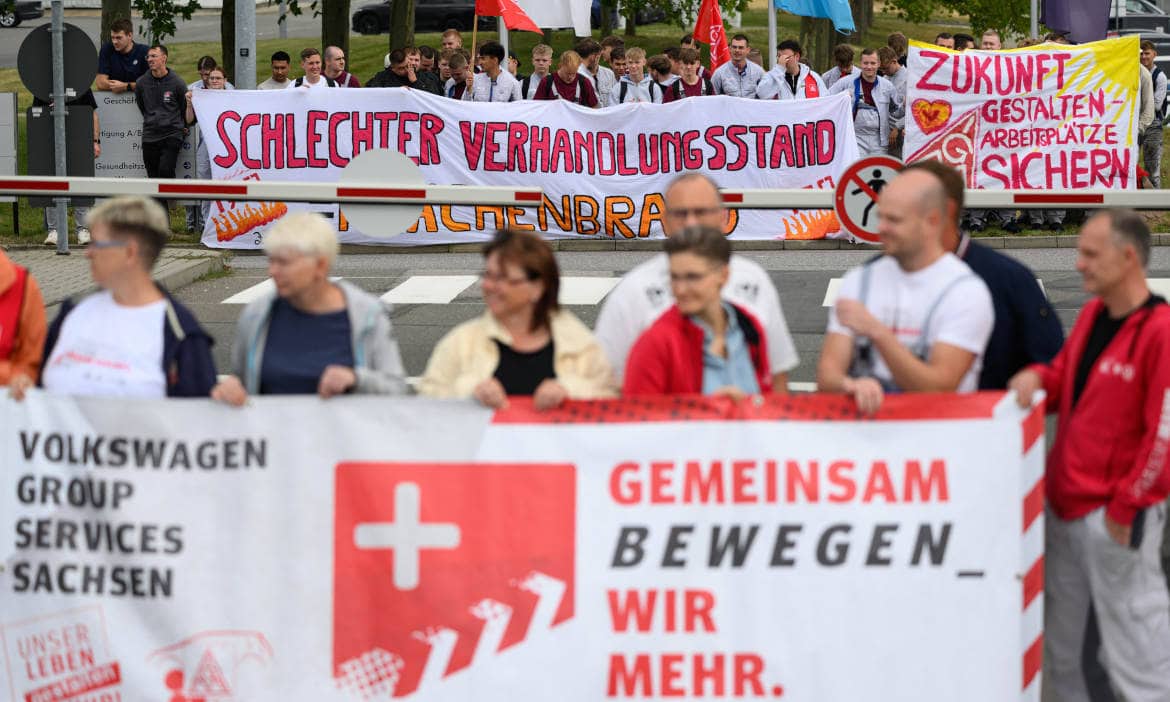 Protestierende bei Demonstration für bessere Arbeitsbedingungen und Arbeitsrechtsschutz.