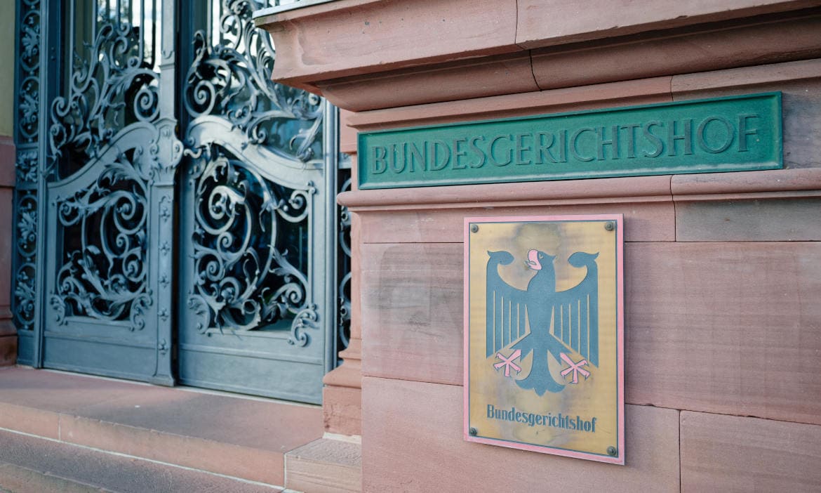 Eingang zum Bundesgerichtshof (BGH) in Karlsruhe: Wer trägt das Werkstattrisiko in der KFZ-Kaskoversicherung?