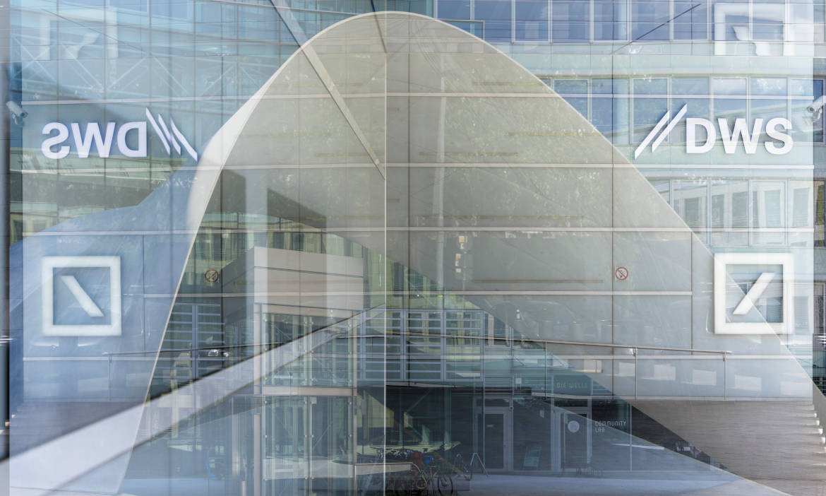 Glasscheibe mit DWS-Logo in Frankfurt: Demnächst wieder Deutsche Asset Management