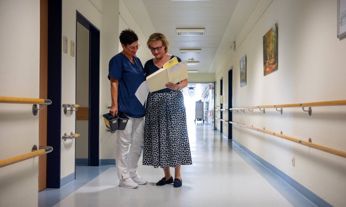 Kaufmännische Leiterin der Regioklinik Hermeskeil, Alexandra Gebel (r), und Krankenpflegerin Melanie Gauer: Welche Krankenversicherer sind beliebt?