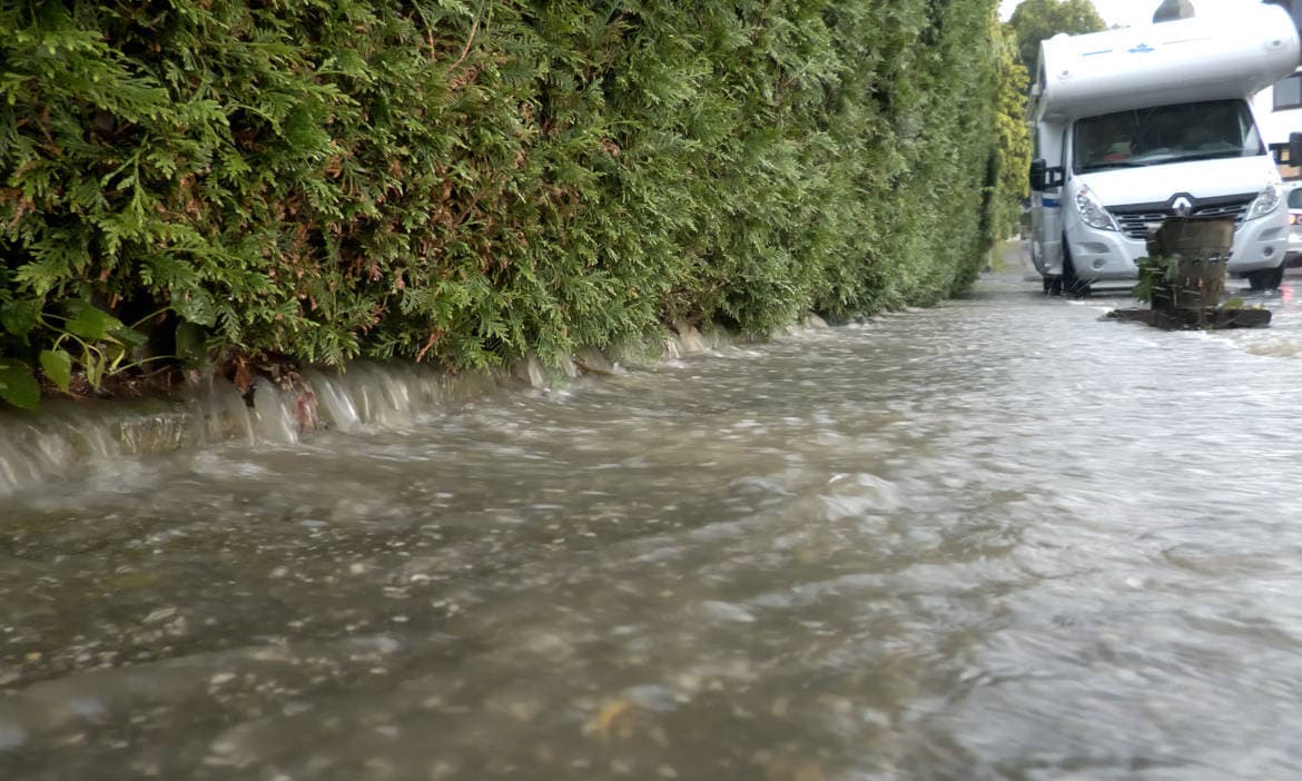 Hochwasser nach Starkregen: Die meisten Vermittler sprechen Hauseigentümer auf Elementarschutz an
