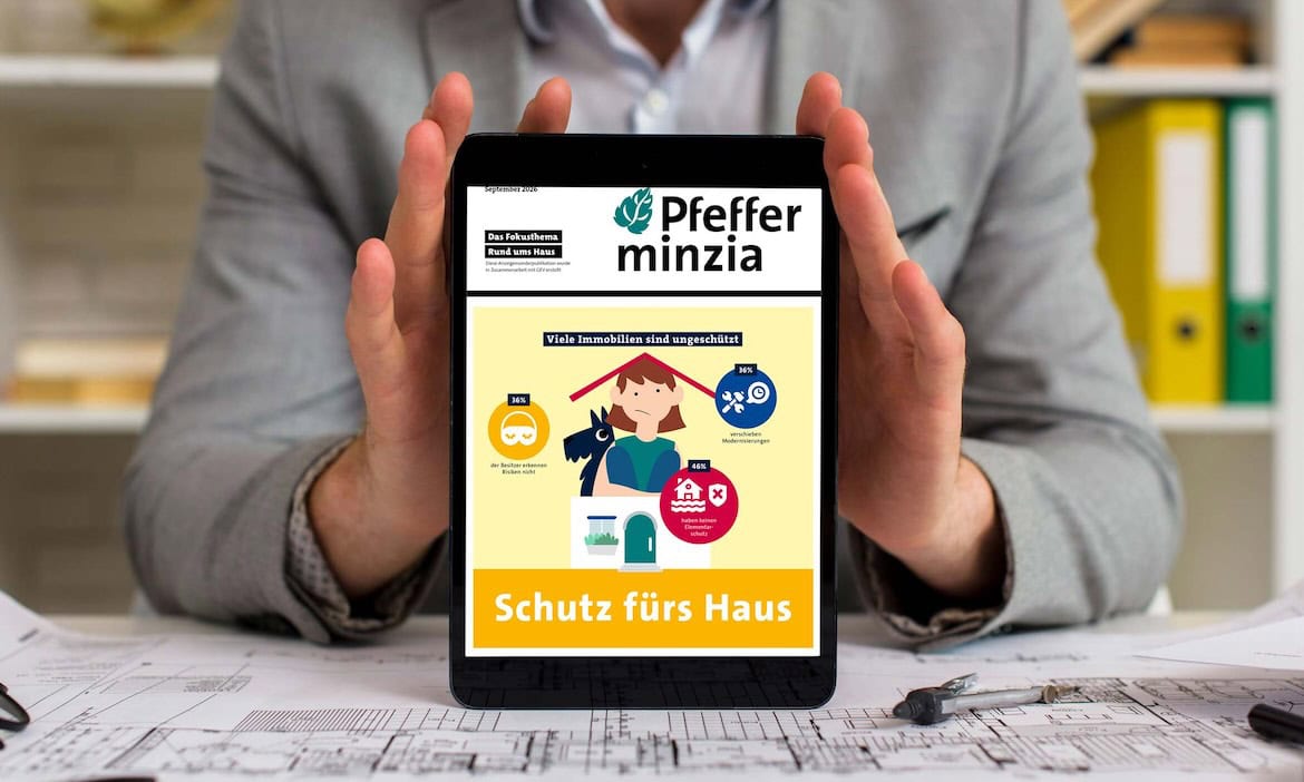 Person zeigt das Pfefferminzia eMagazin auf einem Tablet.
