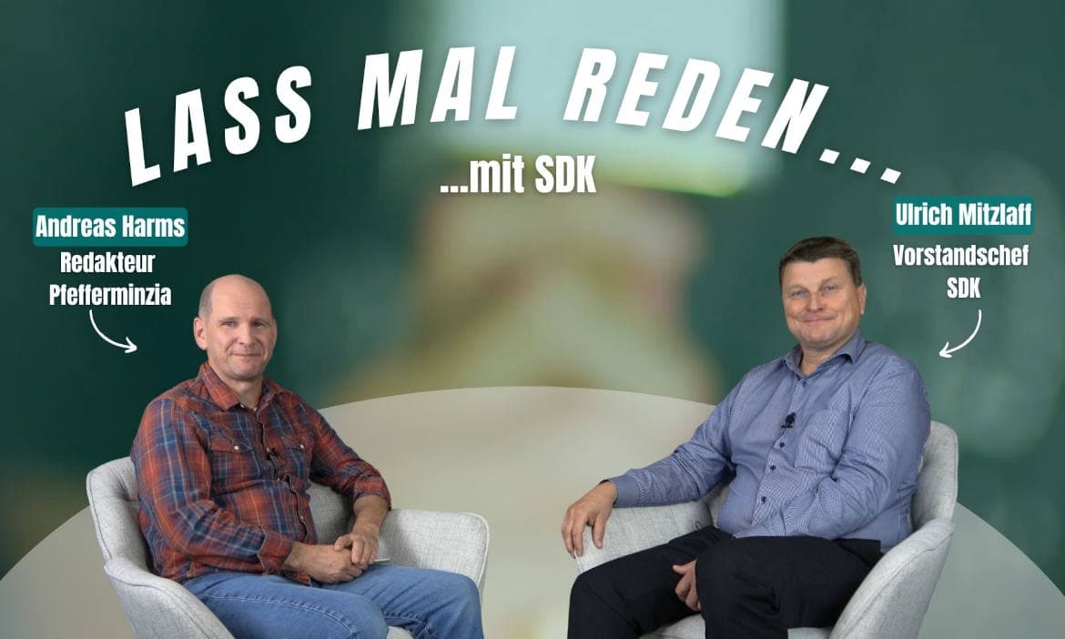 SDK-Chef Ulrich Mitzlaff spricht mit Pfefferminzia-Redakteur Andreas Harms