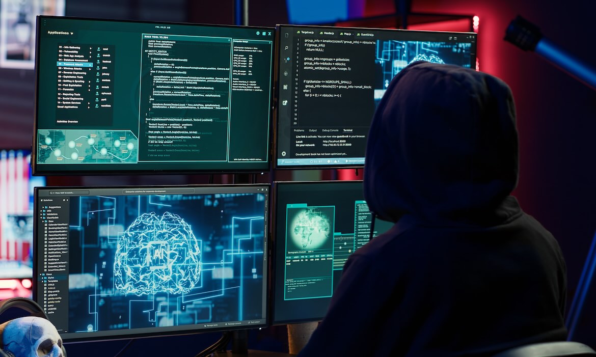 Hacker vor Computer-Bildschirmen: Viele Unternehmen hierzulande haben keine Cyberversicherung.