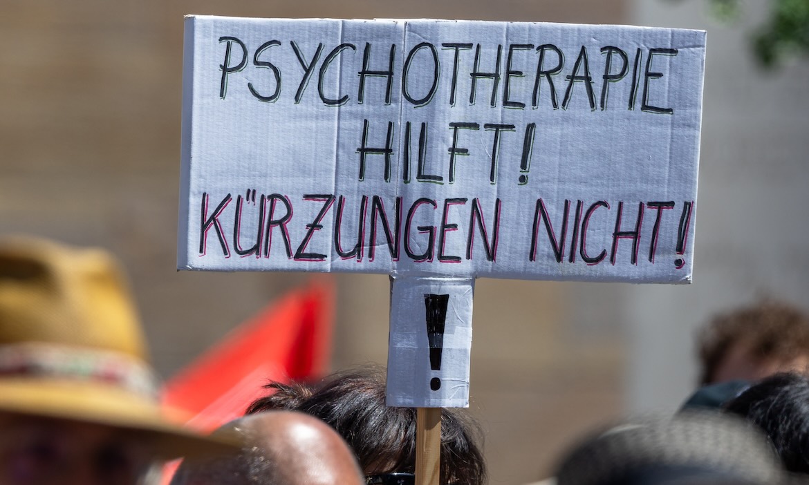 Psychotherapeuten protestieren gegen geplante Kürzungen: Fehlzeiten und Versicherer-Ausgaben wegen psychischer Krankheiten nehmen zu.