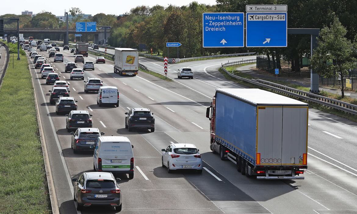 Autos auf der Autobahn: Weniger Menschen als im Vorjahr wollen ihre KFZ-Versicherung wechseln.