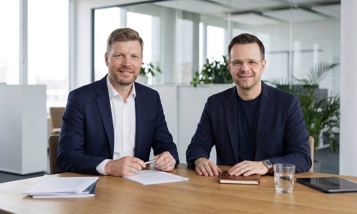 Zwei Männer im Büro bei digitaler Assekuradeur-Start.