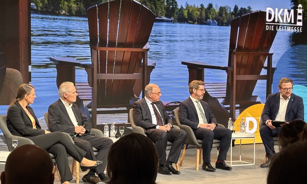 Sprachen über das Altersvorsorgedepot und seine Möglichkeiten (v.l.): Stefanie van Holt, Markus Baum, Volker Priebe, Björn Deyer und Robert Maximilian Rühl.