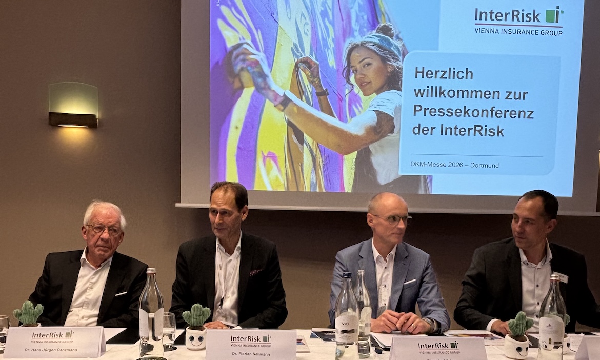 Stellten das neue Altersvorsorgedepot der Interrisk vor (v.l.) Hans-Jürgen Danzmann (Pressesprecher), Florian Sallmann (Vorstandsvorsitzender), Theodor Waber (Leiter Produkte) und Fabian Schubert (Leiter Vertrieb).