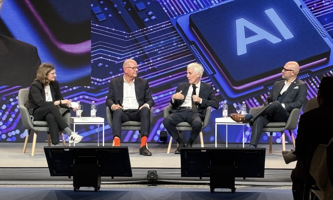 Diskutierten über KI und den Maklerberuf (v.l.): Isabelle Ewald (Moderatorin), Marcus Wollny (Domcura), Alois Knoll (TU München) und Bogdan Werth.