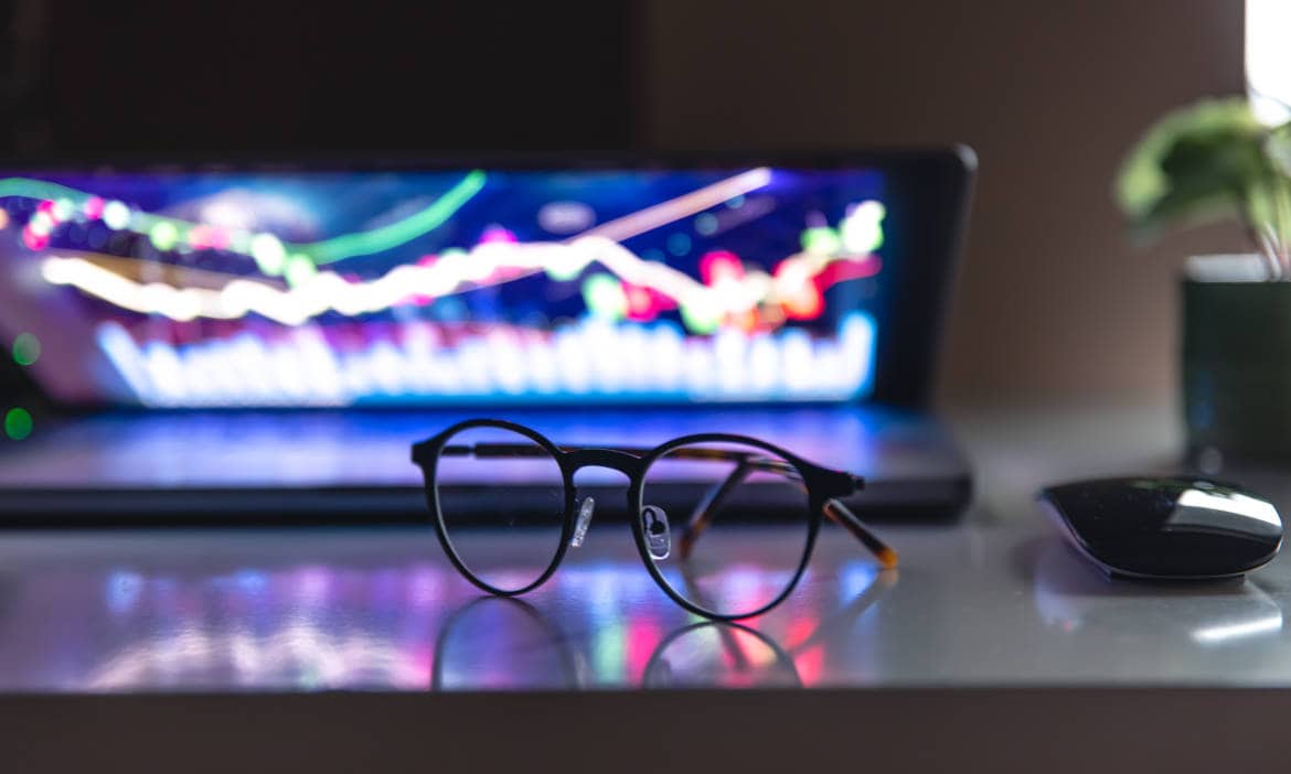 Investmentfonds auf dem Laptop: Das Standarddepot soll auch ohne Beratung abschließbar sein