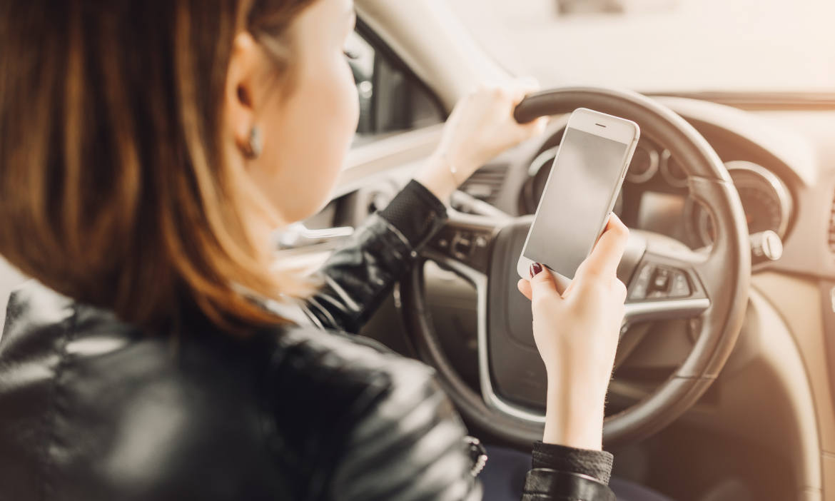 Das Smartphone am Steuer kann Autofahrer gefährlich stark ablenken