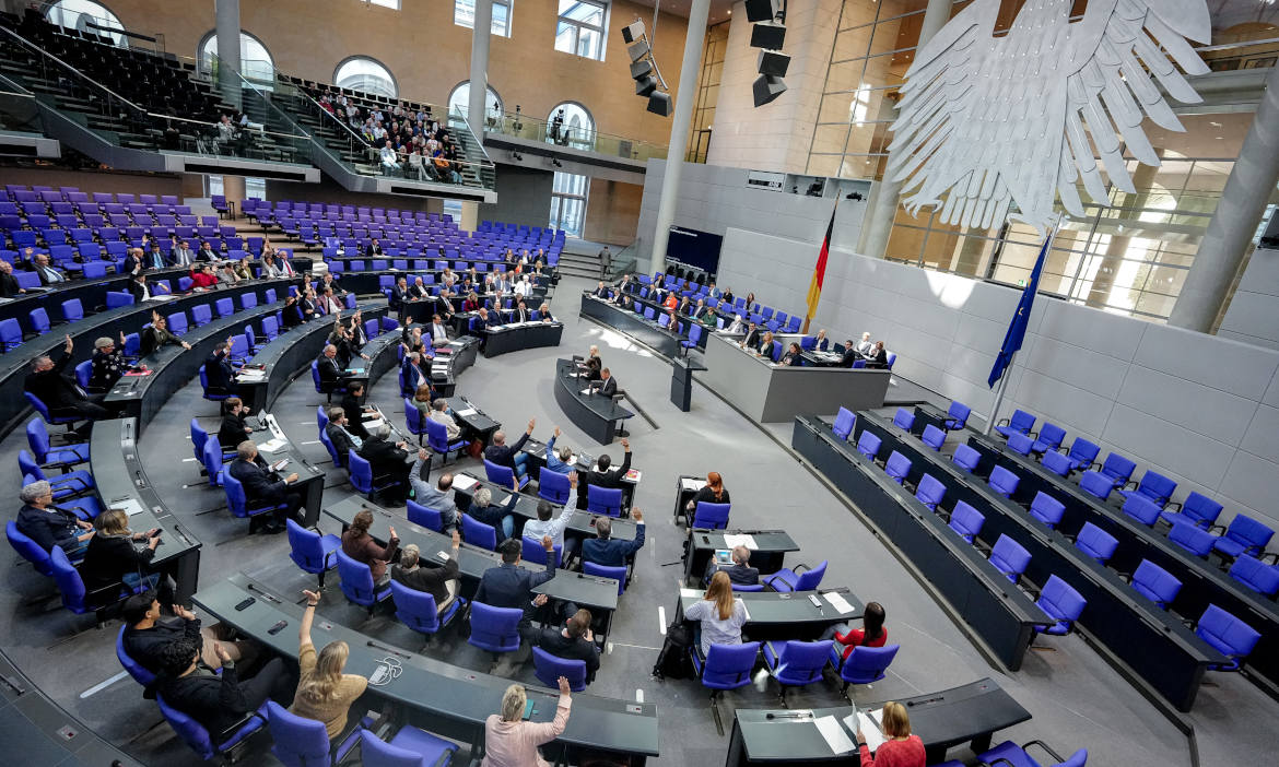Abgeordnete im Bundestag stimmen am 16. Oktober 2026 über die Frühstartrente ab. Zuvor hatte der Finanzausschuss ein paar Details geändert