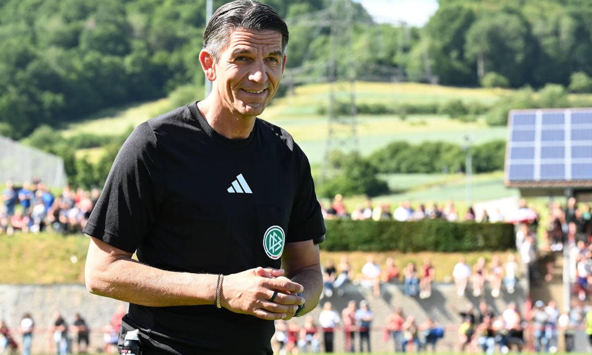 Top-Schiedsrichter Deniz Aytekin, hier bei einem Freundschaftsspiel des SV Gloria Weilersbach gegen TSV Germania Kirchehrenbach: Werben fürs Altersvorsorgedepot