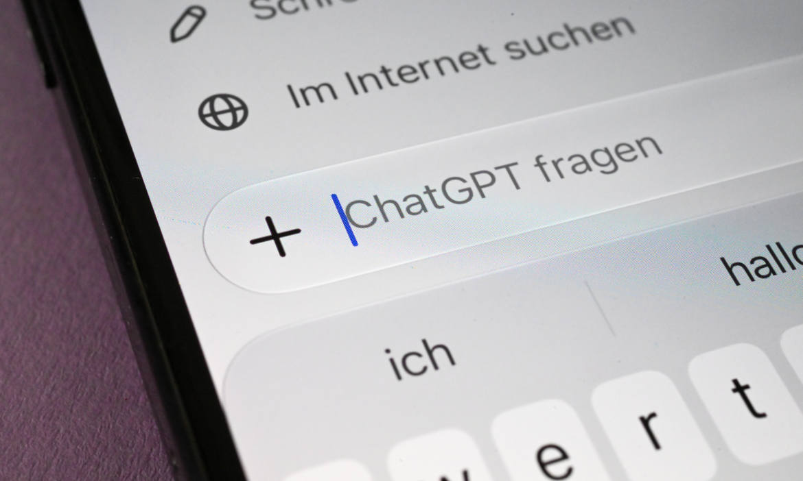Hilfe durch KI: Im täglichen Leben schon häufig, im Versicherungsgeschäft noch nicht allzu erwünscht