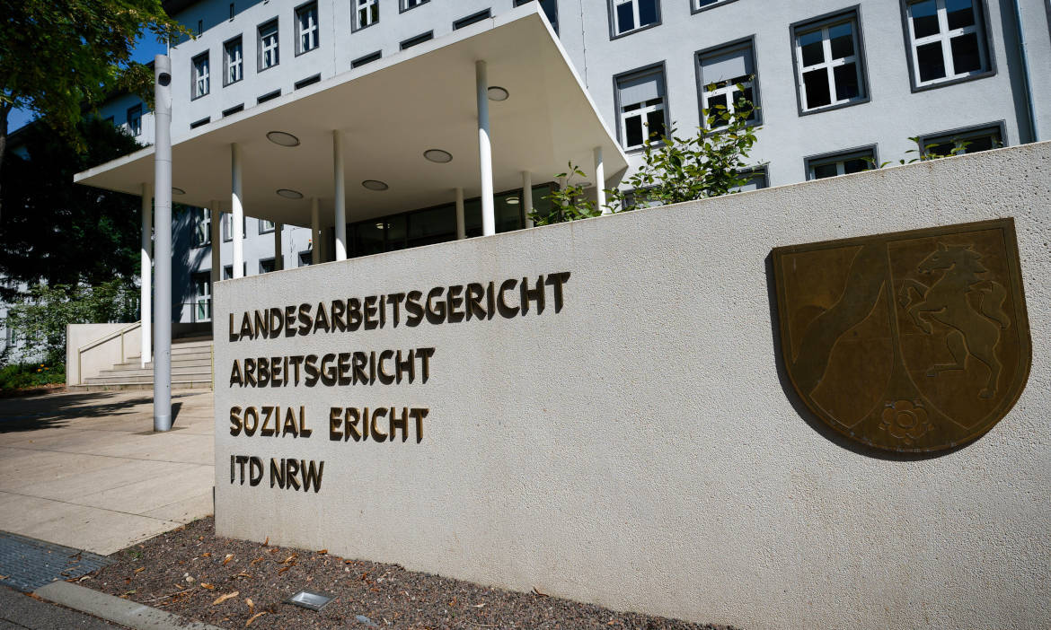 Landesarbeitsgericht in Köln mit Schild und Wappen.