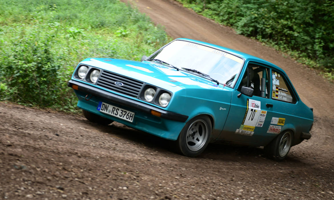 Ford Escort auf einer Rallye in Hillesheim (Rheinland-Pfalz): Welche Oldtimer-Policen vermitteln Vema-Makler?