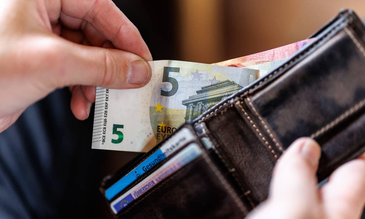 Wie viel ist noch im Portemonnaie? Fiele das Einkommen aus, bekämen nicht wenige Menschen in Deutschland ernste Geldprobleme