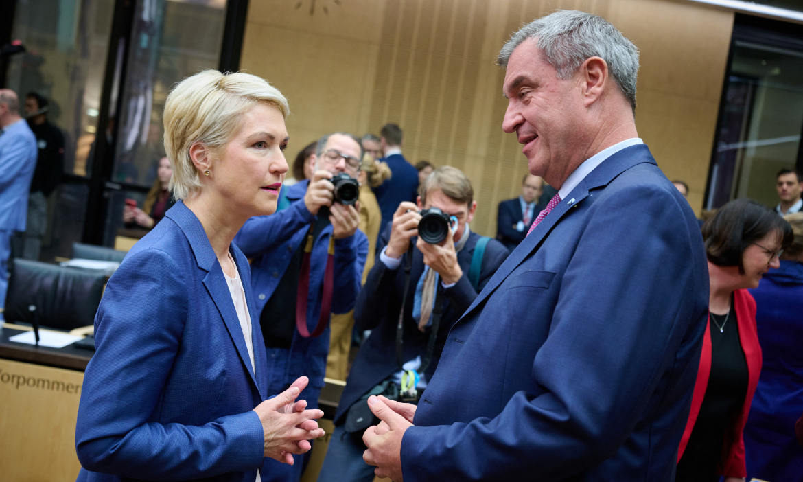 Manuela Schwesig (SPD), Ministerpräsidentin von Mecklenburg-Vorpommern, und Markus Söder (CSU), Ministerpräsident von Bayern, am 16. Oktober im Bundesrat: Das Gremium forderte an diesem Tag ein Recht auf Vergessen überstandener Krebserkrankungen. Schwesig selbst treibt das Vorhaben mit voran