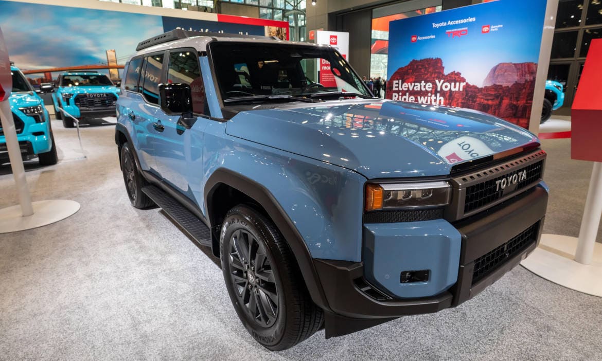 Toyota Land Cruiser im Autohaus, robustes SUV-Modell für Offroad-Abenteuer.
