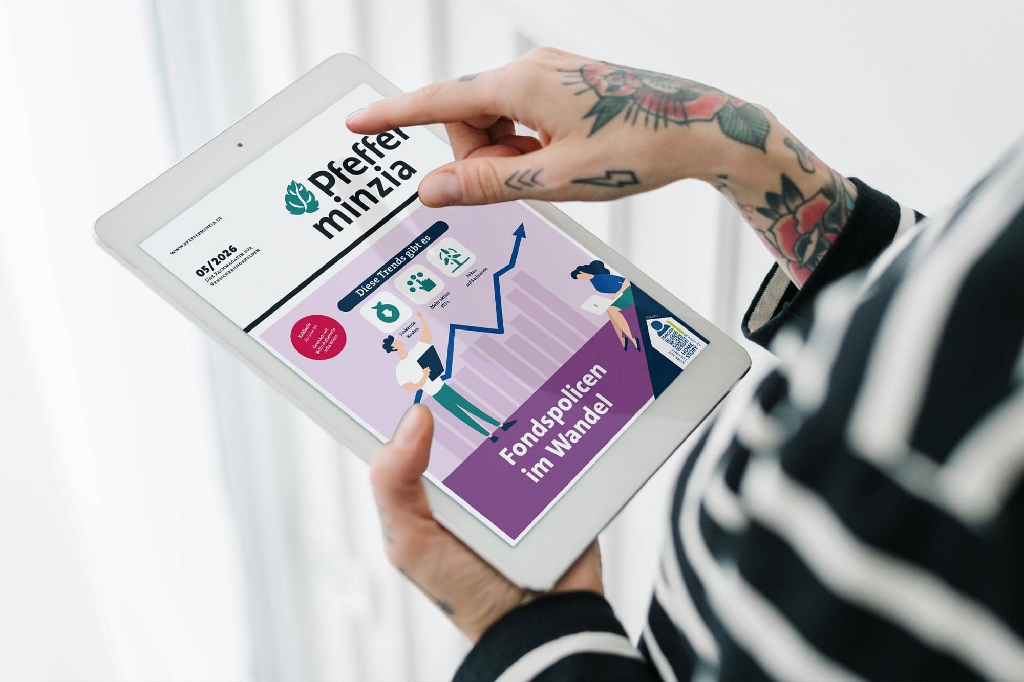Person hält Tablet mit Finanz- und Investment-Apps, Pfefferminzia.de sichtbar.