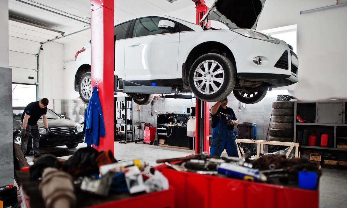 Auto in der Werkstatt: Autoreparaturen bleiben teuer.
