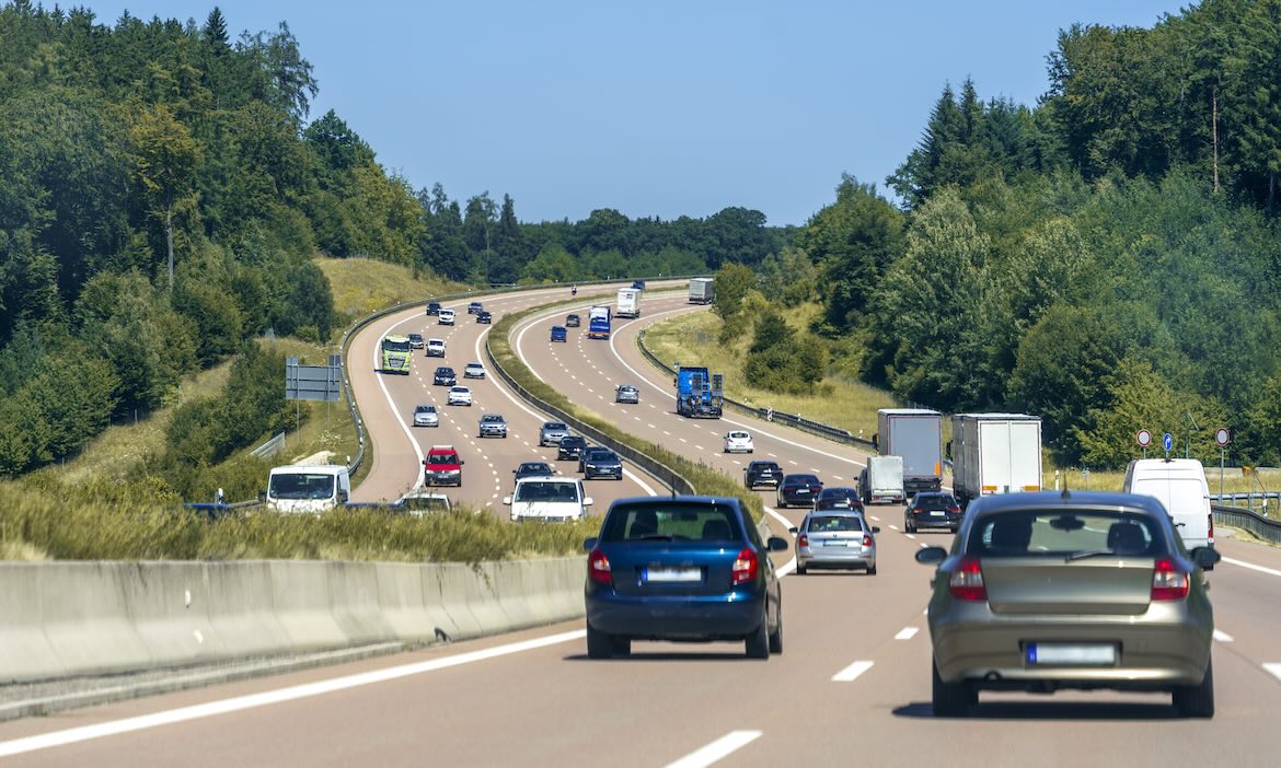 Autos auf der Autobahn: Viele Versicherer bringen aktuell neue KFZ-Versicherungen raus.