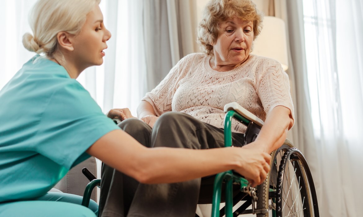 Krankenschwester mit pflegebedürftiger Dame: Zwei Drittel der Bürger fühlen sich für den Fall von Pflegebedürftigkeit finanziell schlecht oder sehr schlecht abgesichert.