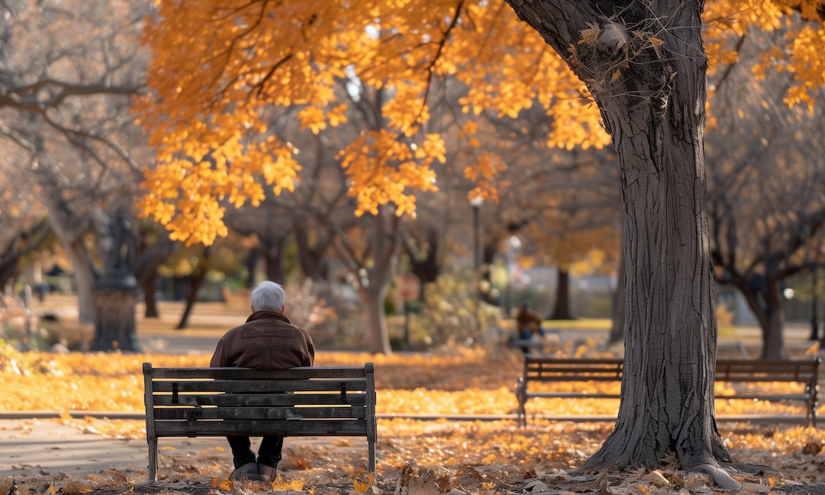 Rentner im herbstlichen Park: Das DIW Berlin hat untersucht, ob die Inflation ein besserer Maßstab für Rentenanpassungen wäre als die Lohnentwicklung.